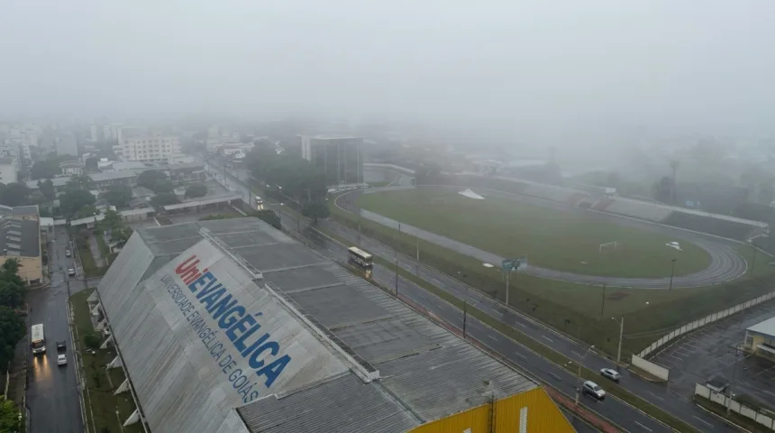 Neblina encobre Anápolis em dia de alerta meteorológico para tempestades
