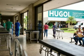 Paciente com coluna fraturada é transferido após dez dias em hospital de Anápolis