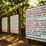 Placas polêmicas em Anápolis voltam a gerar controvérsia entre fiéis