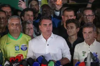 Polícia Federal investiga os passos da saída do país de Flávio Bolsonaro