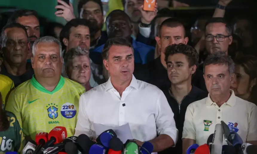 Polícia Federal investiga os passos da saída do país de Flávio Bolsonaro