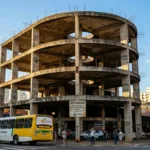 Prédio abandonado no centro de Goiânia recebe autuação após histórico de crimes
