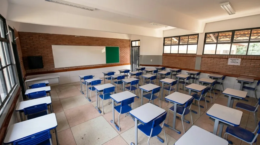 Professor de Anápolis é denunciado por enviar mensagens de teor sexual a alunas
