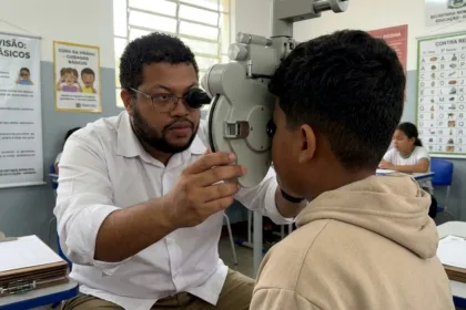 Projeto oferece exames e óculos gratuitos para estudantes da rede pública em Goiânia