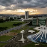Propostas econômicas de Lula e Flávio Bolsonaro revelam visões opostas para o Brasil