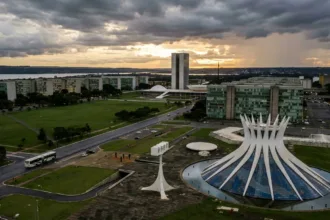 Propostas econômicas de Lula e Flávio Bolsonaro revelam visões opostas para o Brasil