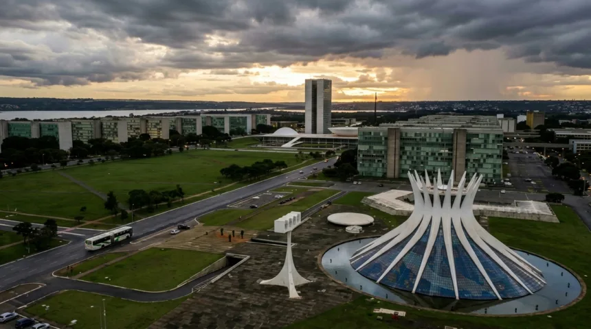 Propostas econômicas de Lula e Flávio Bolsonaro revelam visões opostas para o Brasil Propostas econômicas de Lula e Flávio Bolsonaro revelam visões opostas para o Brasil