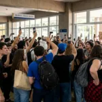 Protestos e tensão marcam manifestações políticas entre universitários na PUC Goiás