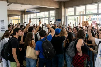 Protestos e tensão marcam manifestações políticas entre universitários na PUC Goiás