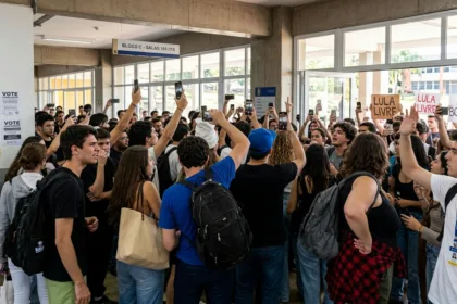 Protestos e tensão marcam manifestações políticas entre universitários na PUC Goiás
