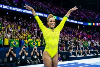Rebeca andrade lidera salto e brasil garante vagas nas finais do mundial de ginástica