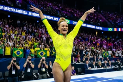 Rebeca andrade lidera salto e brasil garante vagas nas finais do mundial de ginástica