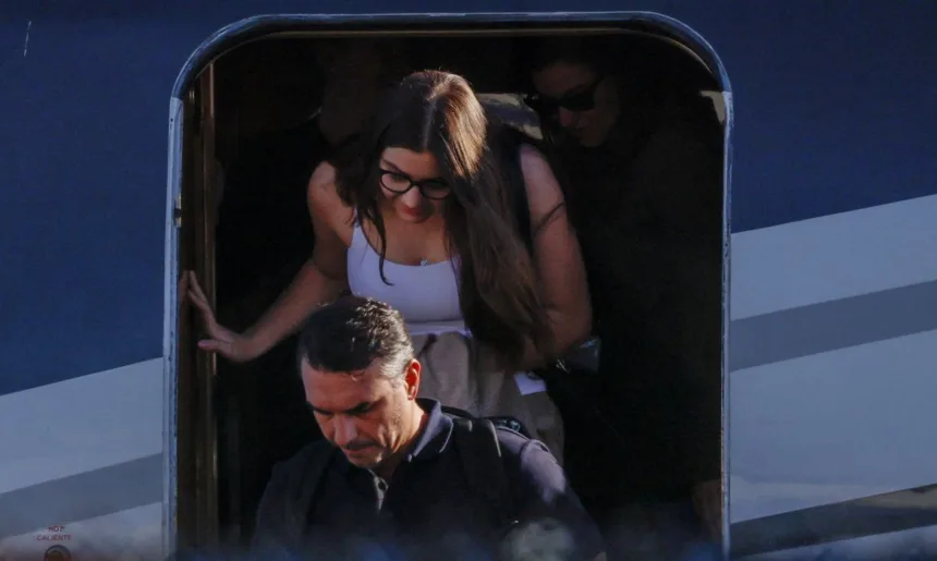 Senador Flávio Bolsonaro e familiares chegam aos Estados Unidos após viagem internacional Senador Flávio Bolsonaro e familiares chegam aos Estados Unidos após viagem internacional