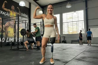 Superação marca trajetória de mulher que escolheu amputar perna após câncer