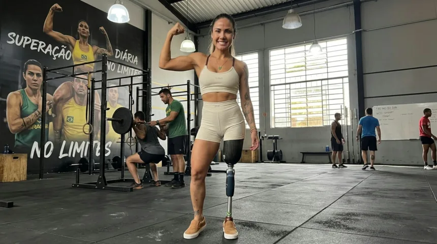 Superação marca trajetória de mulher que escolheu amputar perna após câncer