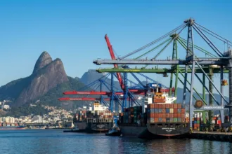 Superávit comercial brasileiro para 2026 é revisado para baixo pelo governo