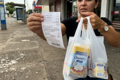 Supermercado assusta moradora de Anápolis após compra render três sacolas por quase 400 reais