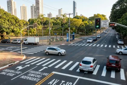 Trânsito em Goiânia adota modelo de esquerda livre no Setor Bueno